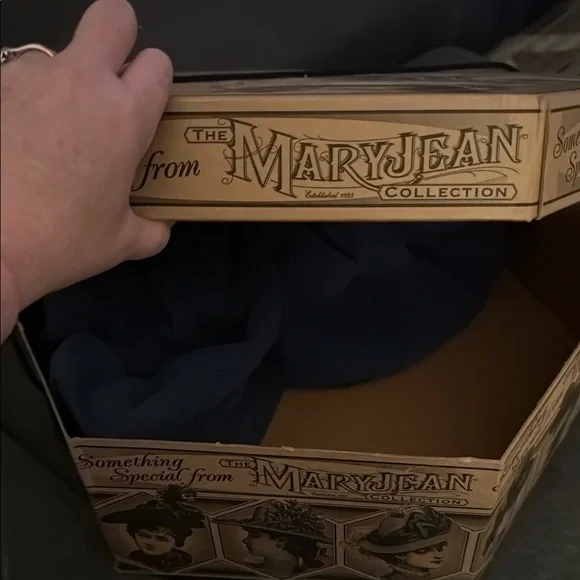 Mary Jean Collection Vintage Hat Box - Picture 9 of 15